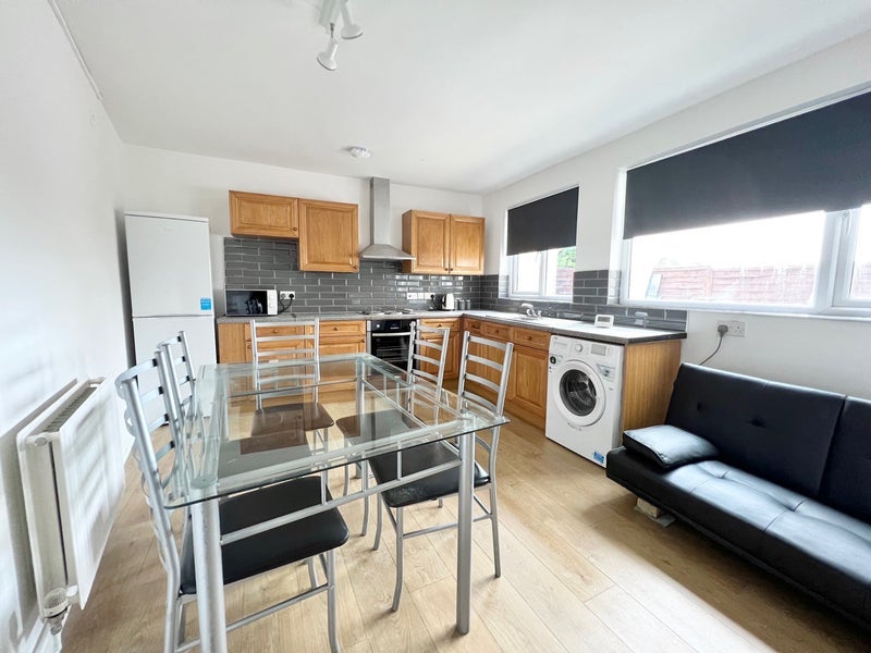 Room Sandown Road in Bristol