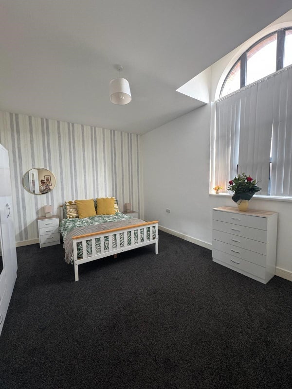 Room Crowther Avenue in Salford