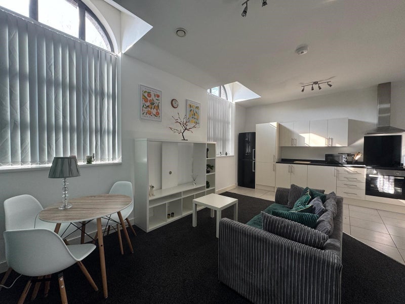 Room Crowther Avenue in Salford