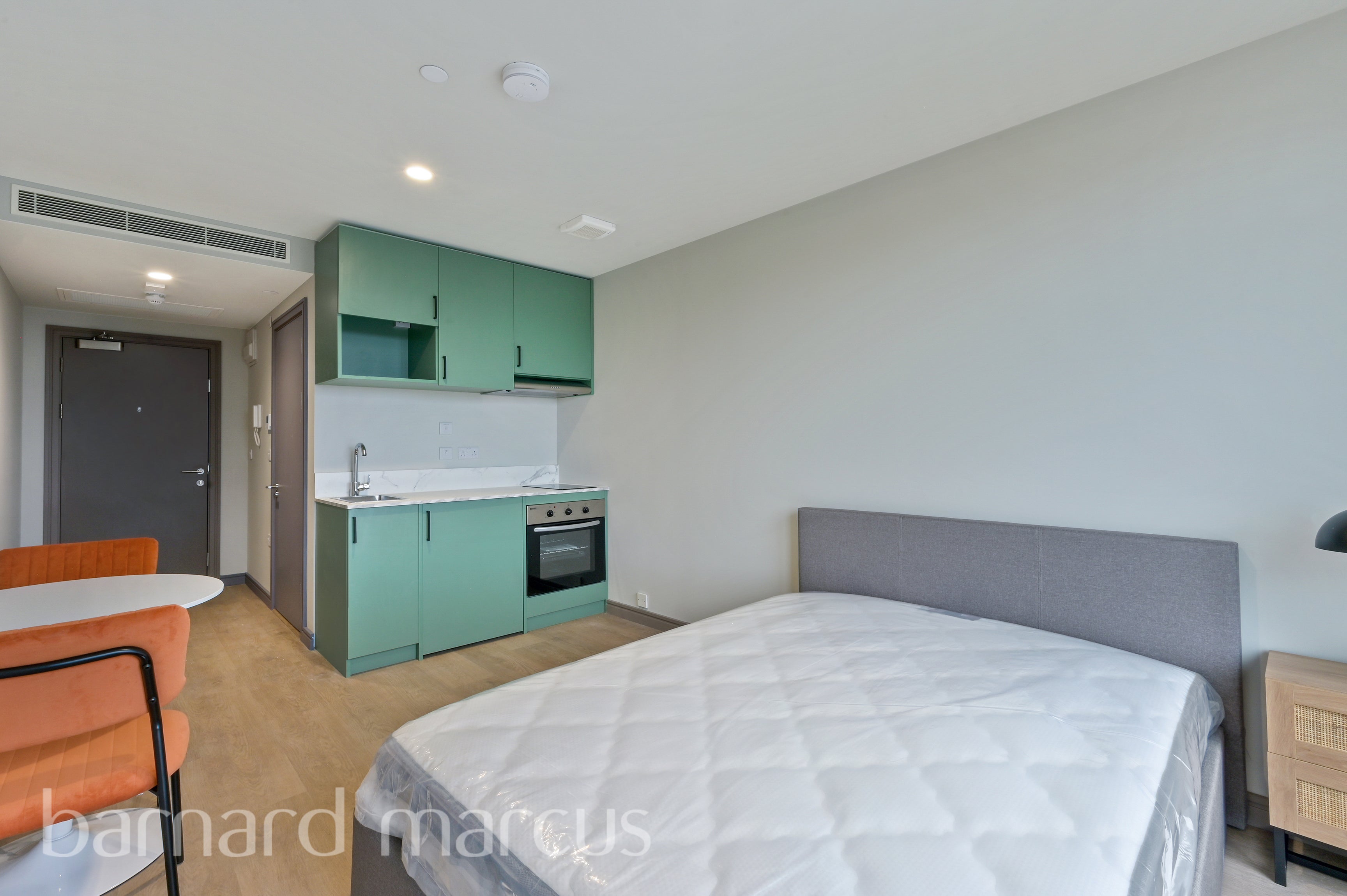 Flat Victoria Road in Greater London