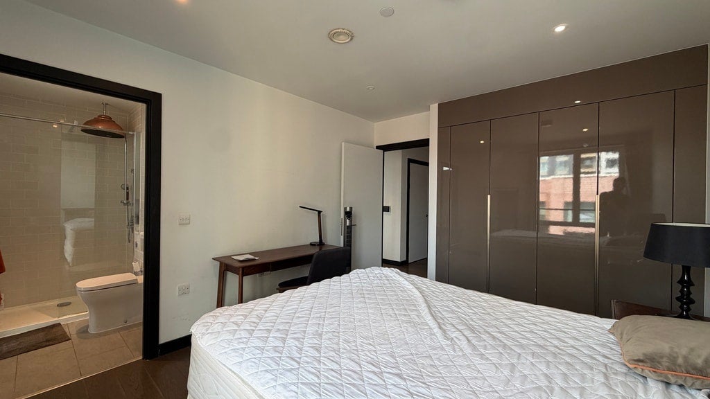 Flat Sayer Street in Greater London
