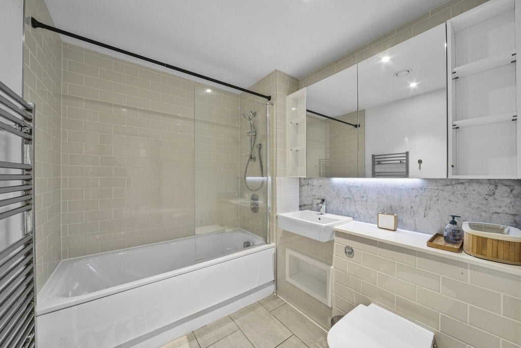Flat Sayer Street in Greater London