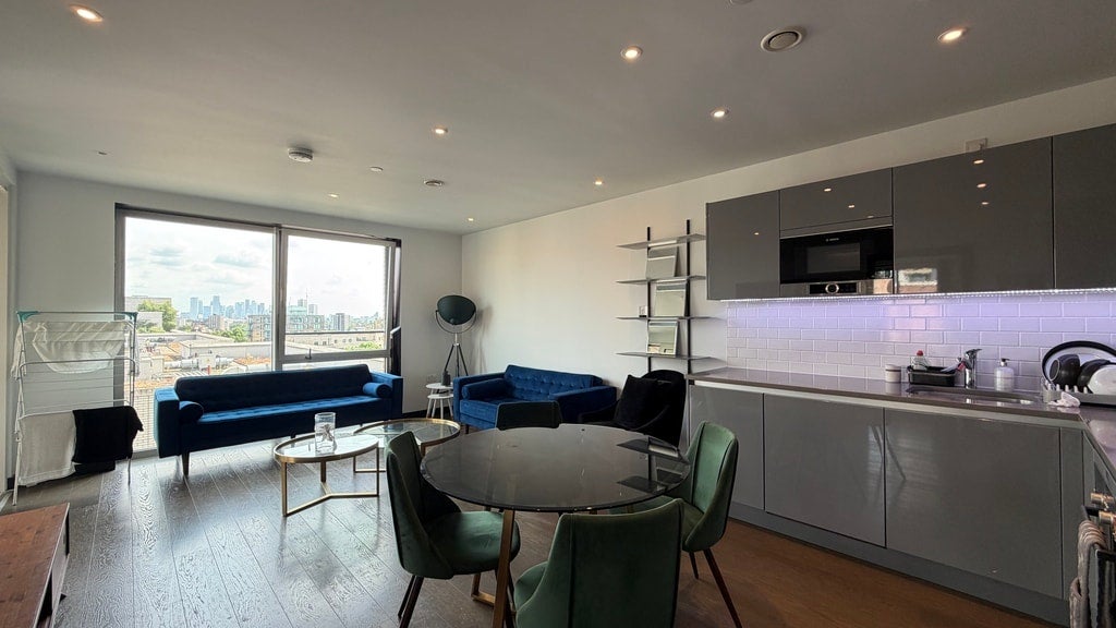 Flat Sayer Street in Greater London