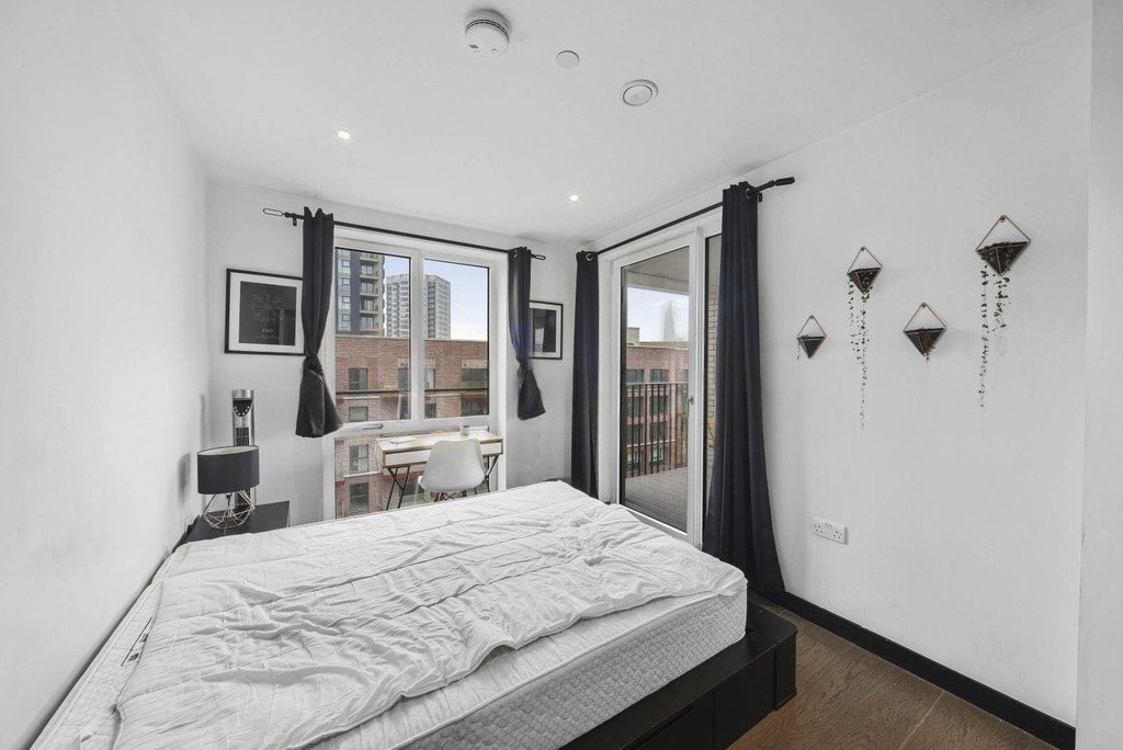 Flat Sayer Street in Greater London