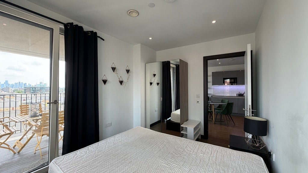 Flat Sayer Street in Greater London