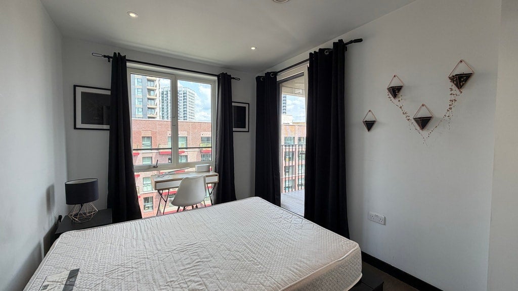 Flat Sayer Street in Greater London