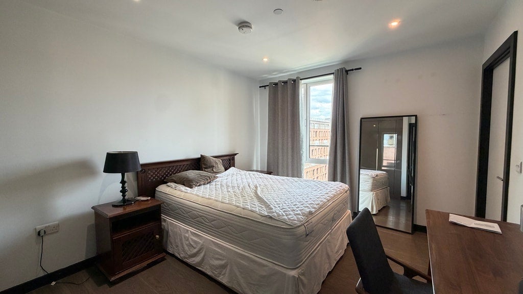 Flat Sayer Street in Greater London