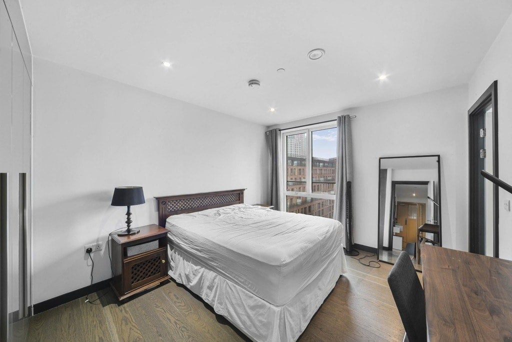 Flat Sayer Street in Greater London