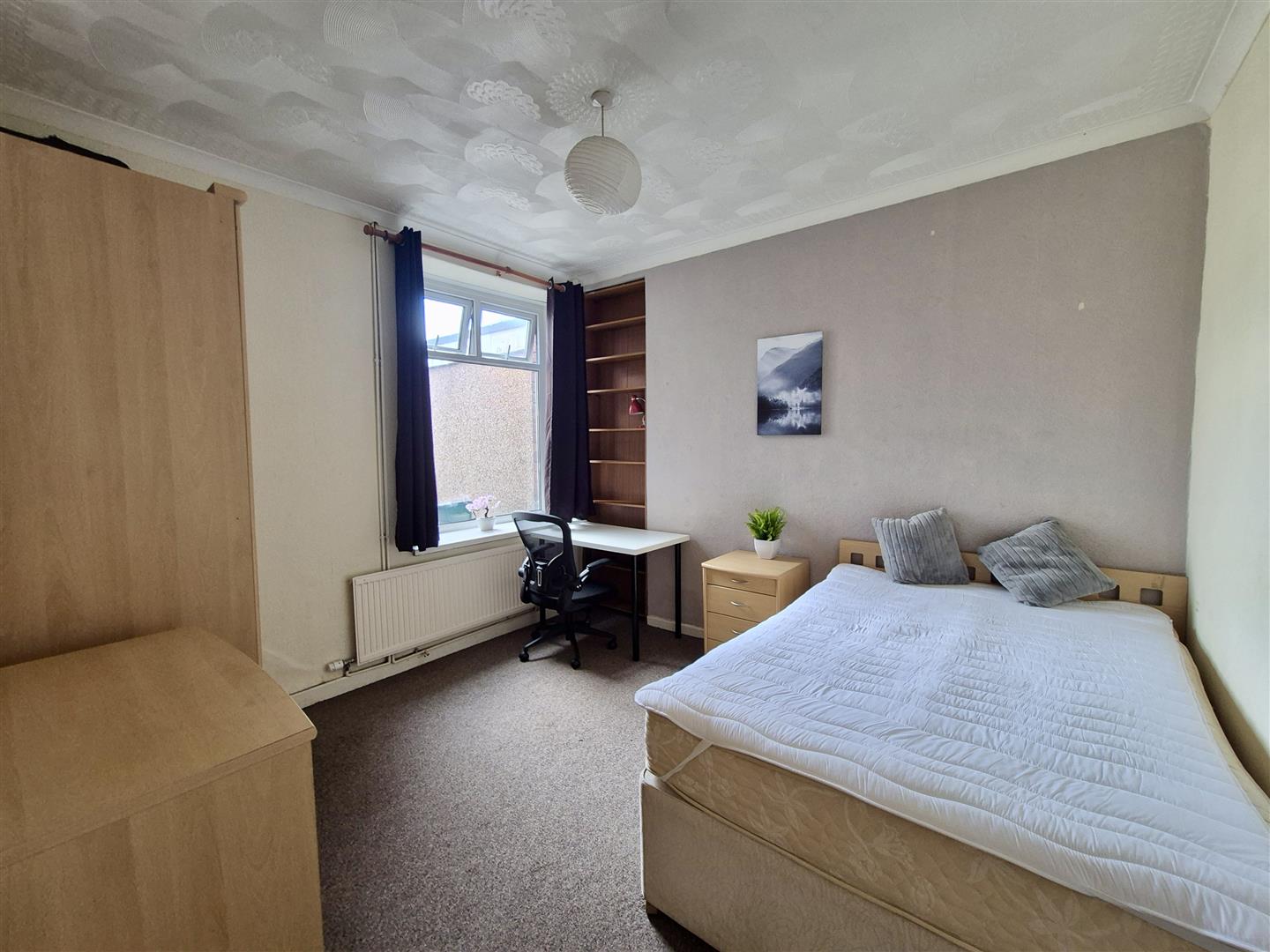 Room Queen Street in Pontypridd