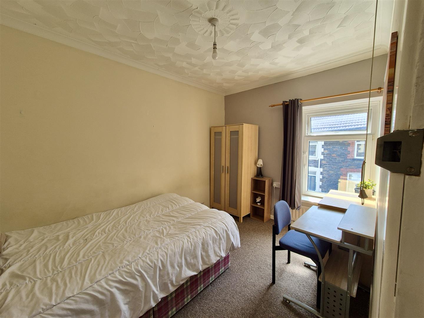 Room Queen Street in Pontypridd