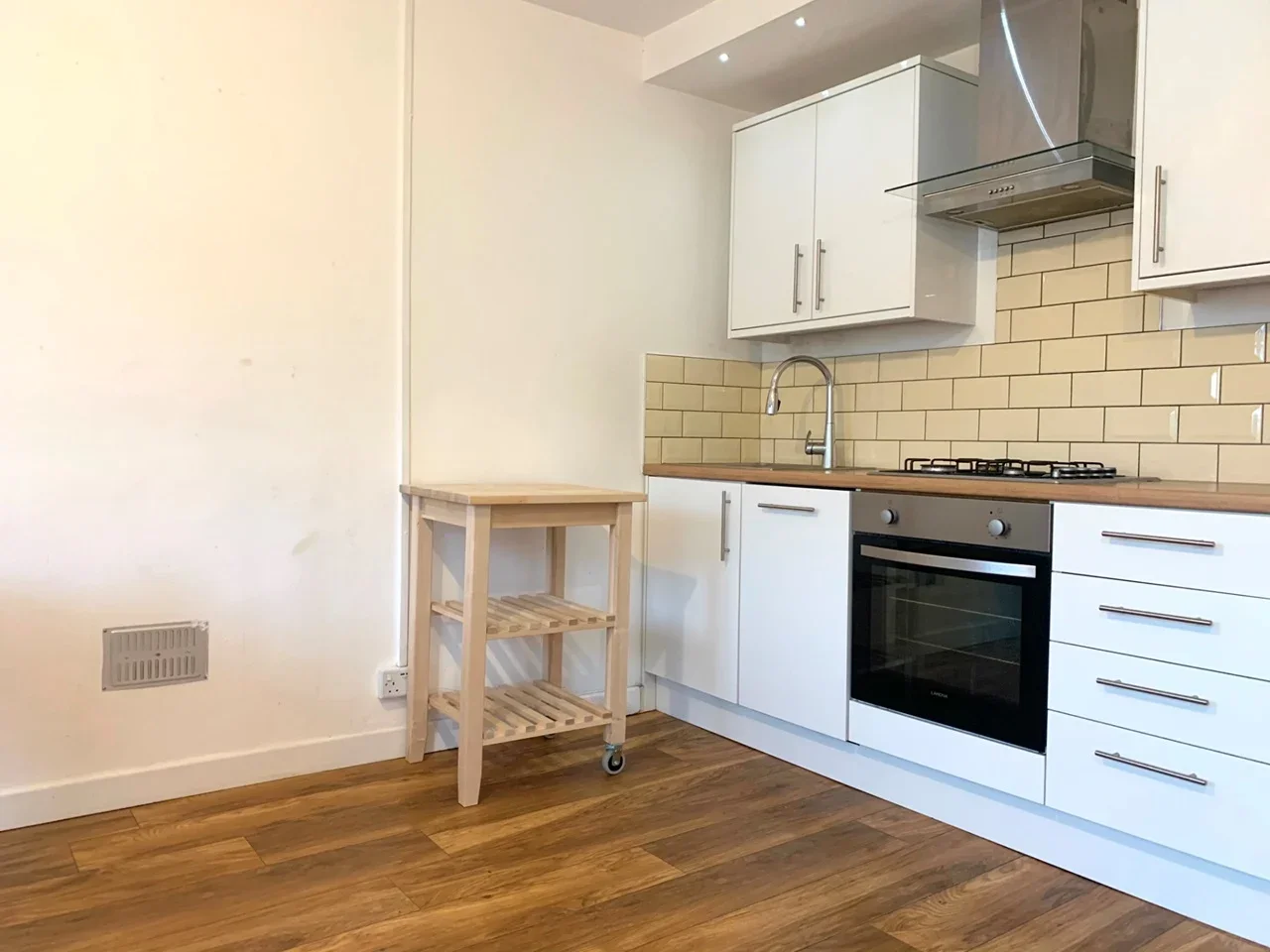Flat Redmans Road in Greater London
