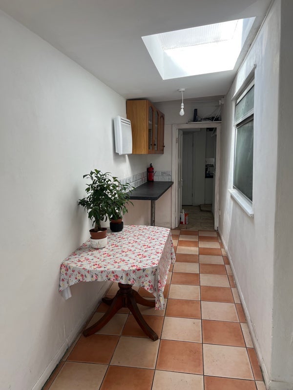 Room Wellington Road in Greater London