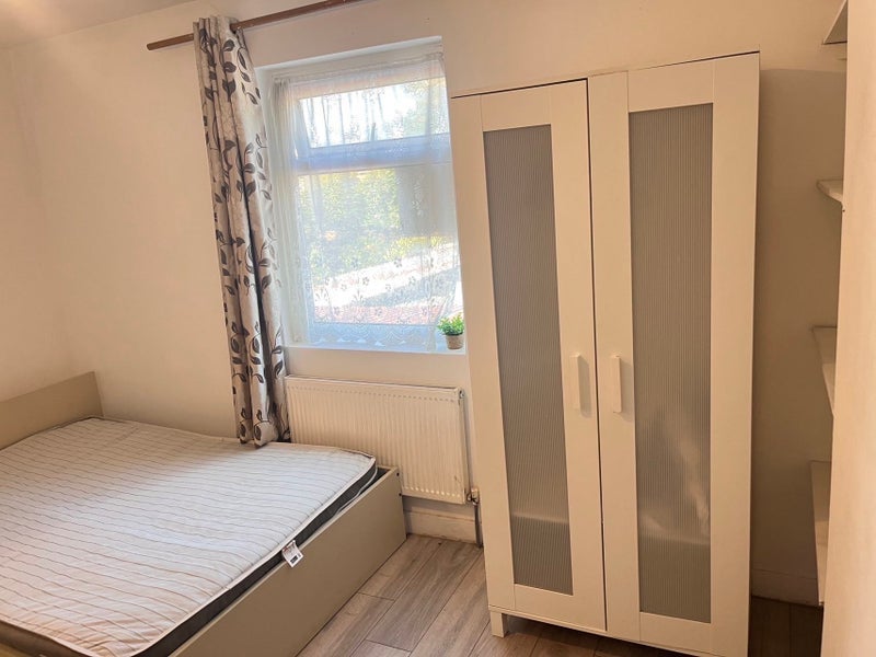 Room Wellington Road in Greater London