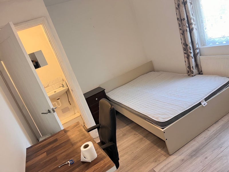 Room Wellington Road in Greater London