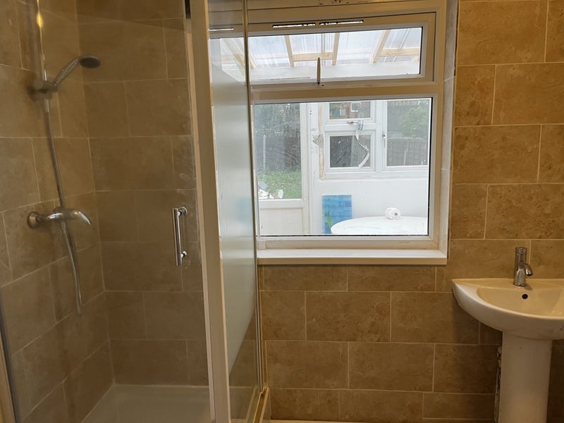 Room Wellington Road in Greater London