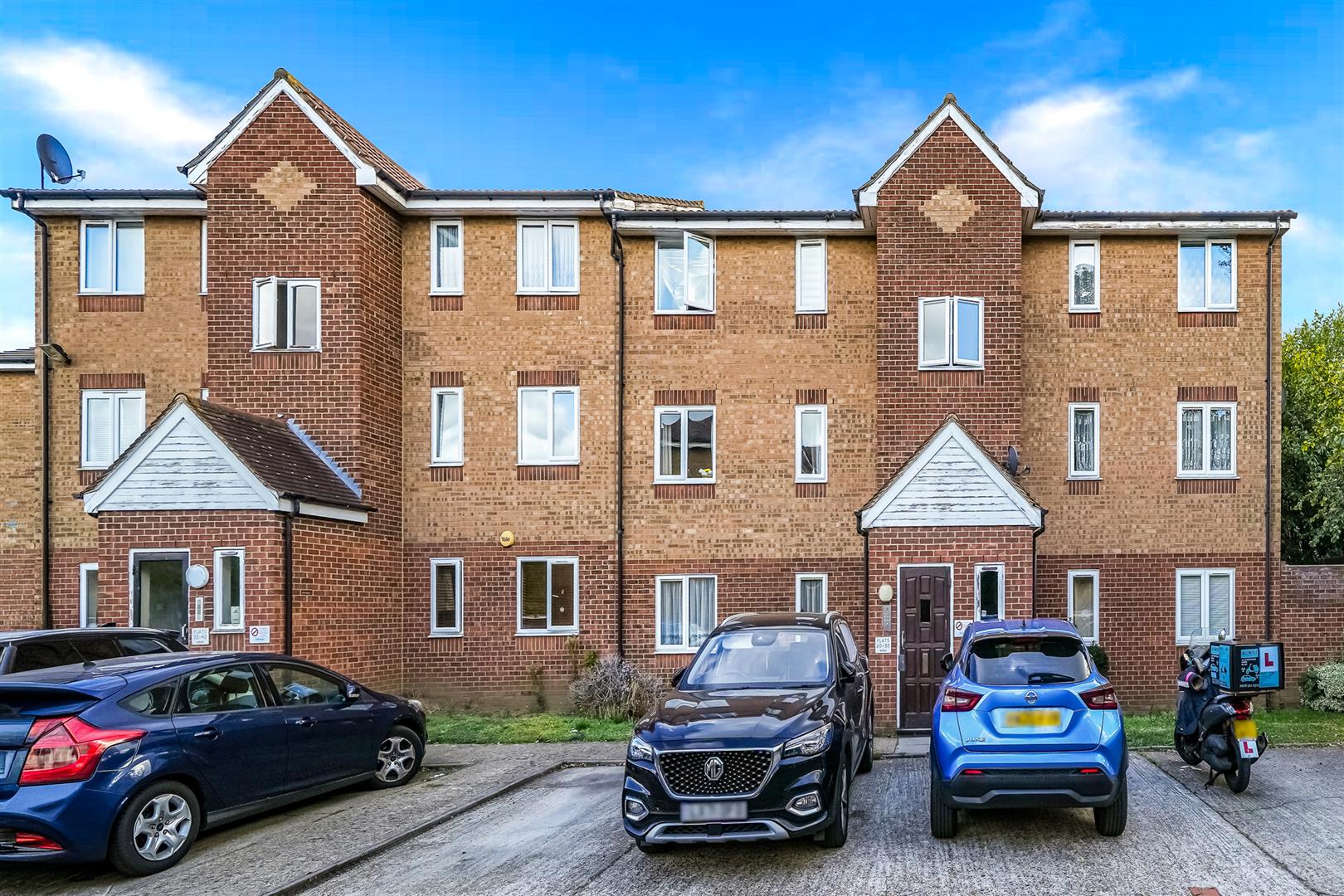 Flat Fenman Gardens in Greater London