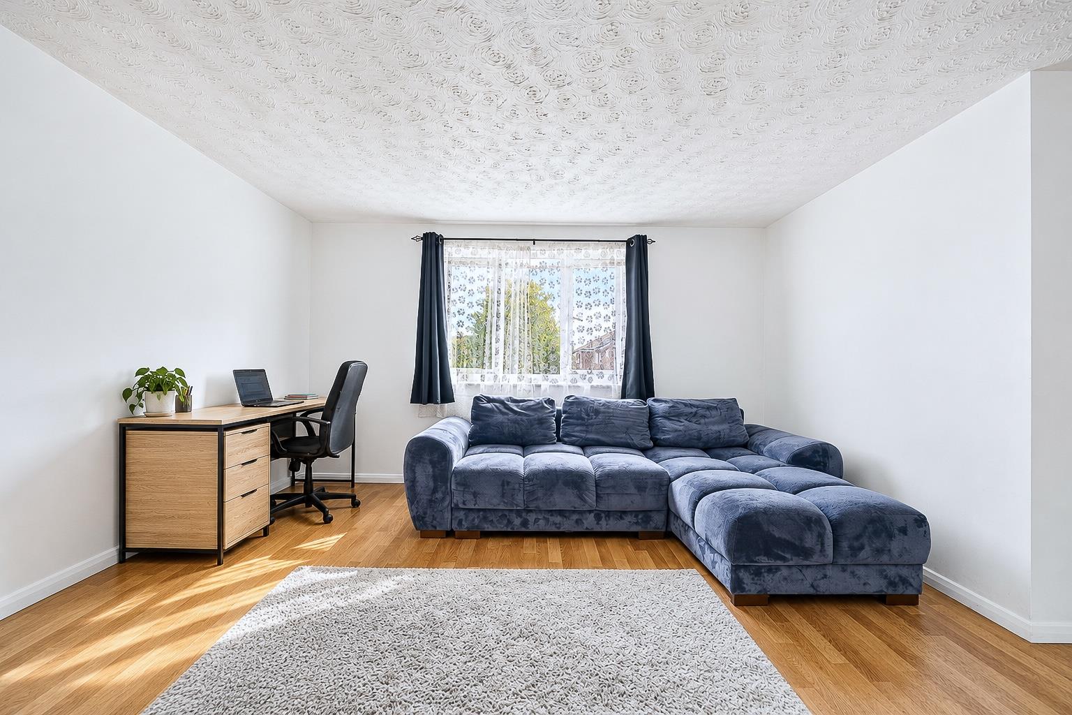 Flat Fenman Gardens in Greater London