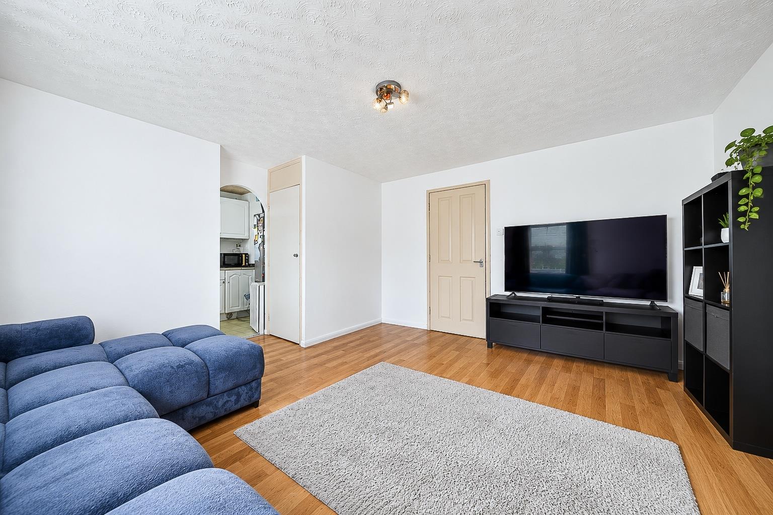 Flat Fenman Gardens in Greater London