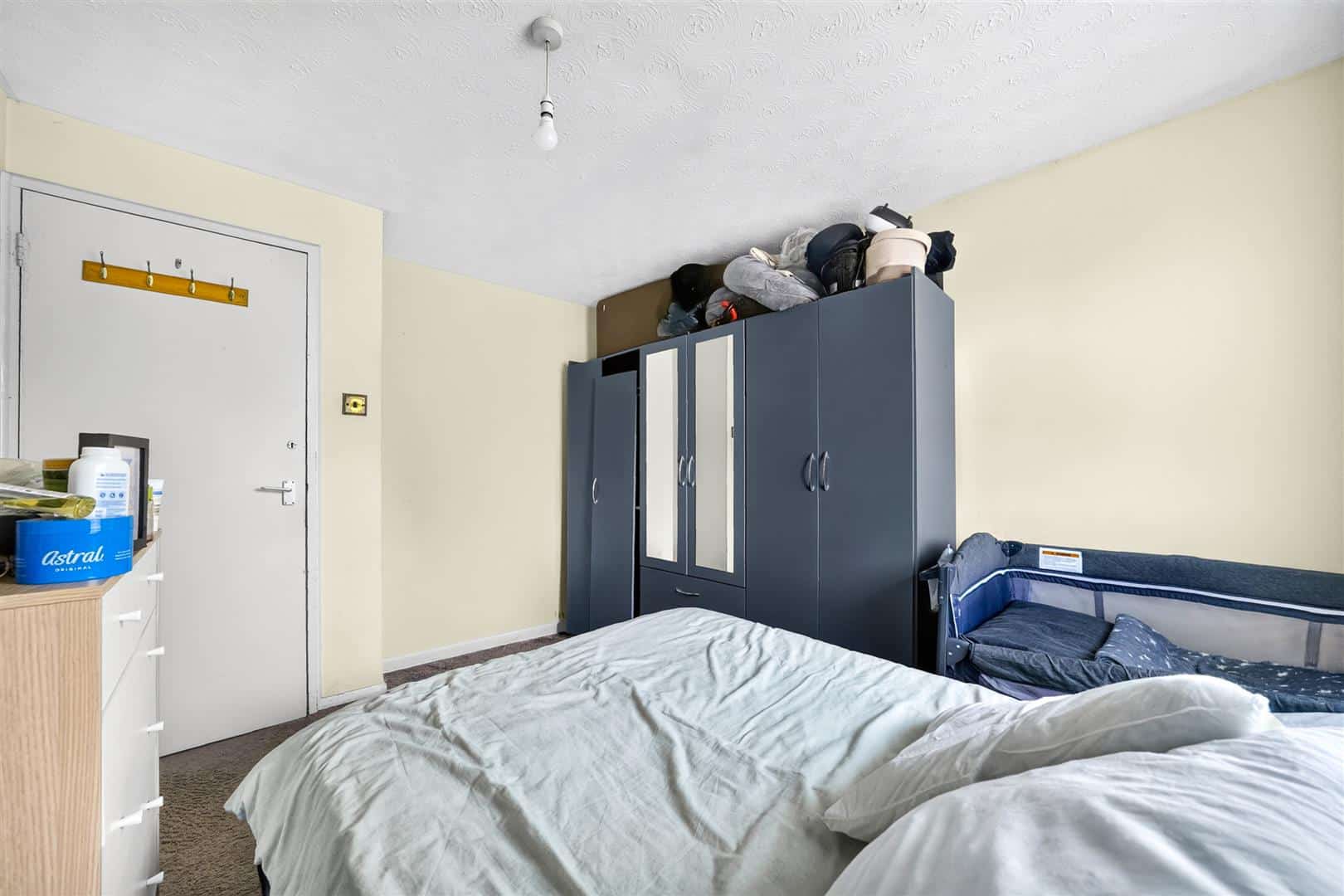 Flat Fenman Gardens in Greater London