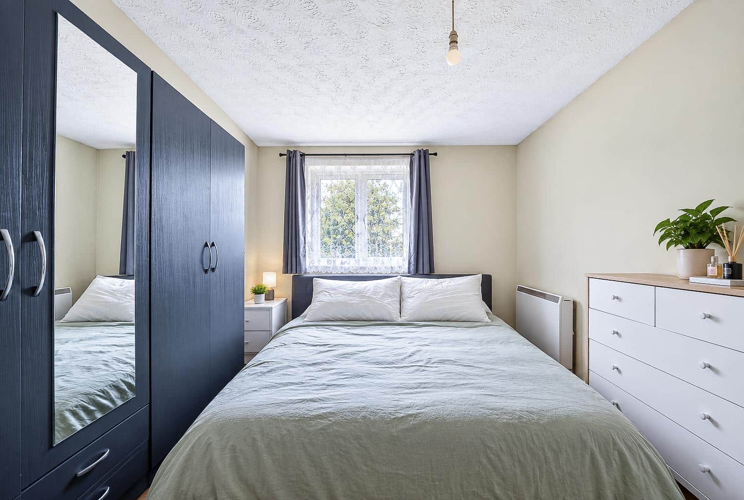 Flat Fenman Gardens in Greater London