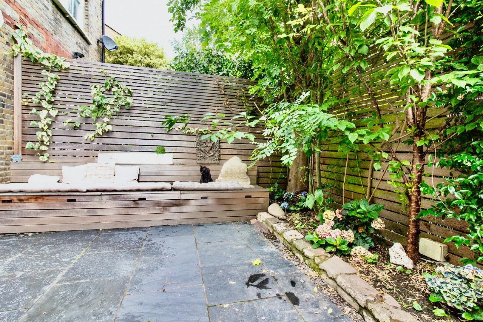Flat Glenmore Road in Greater London
