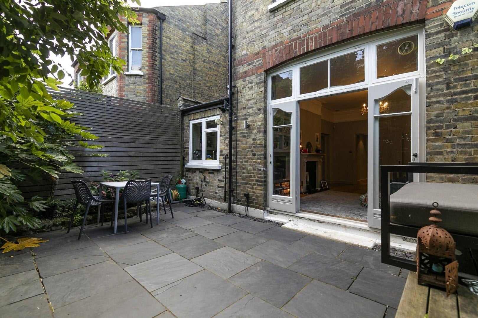 Flat Glenmore Road in Greater London