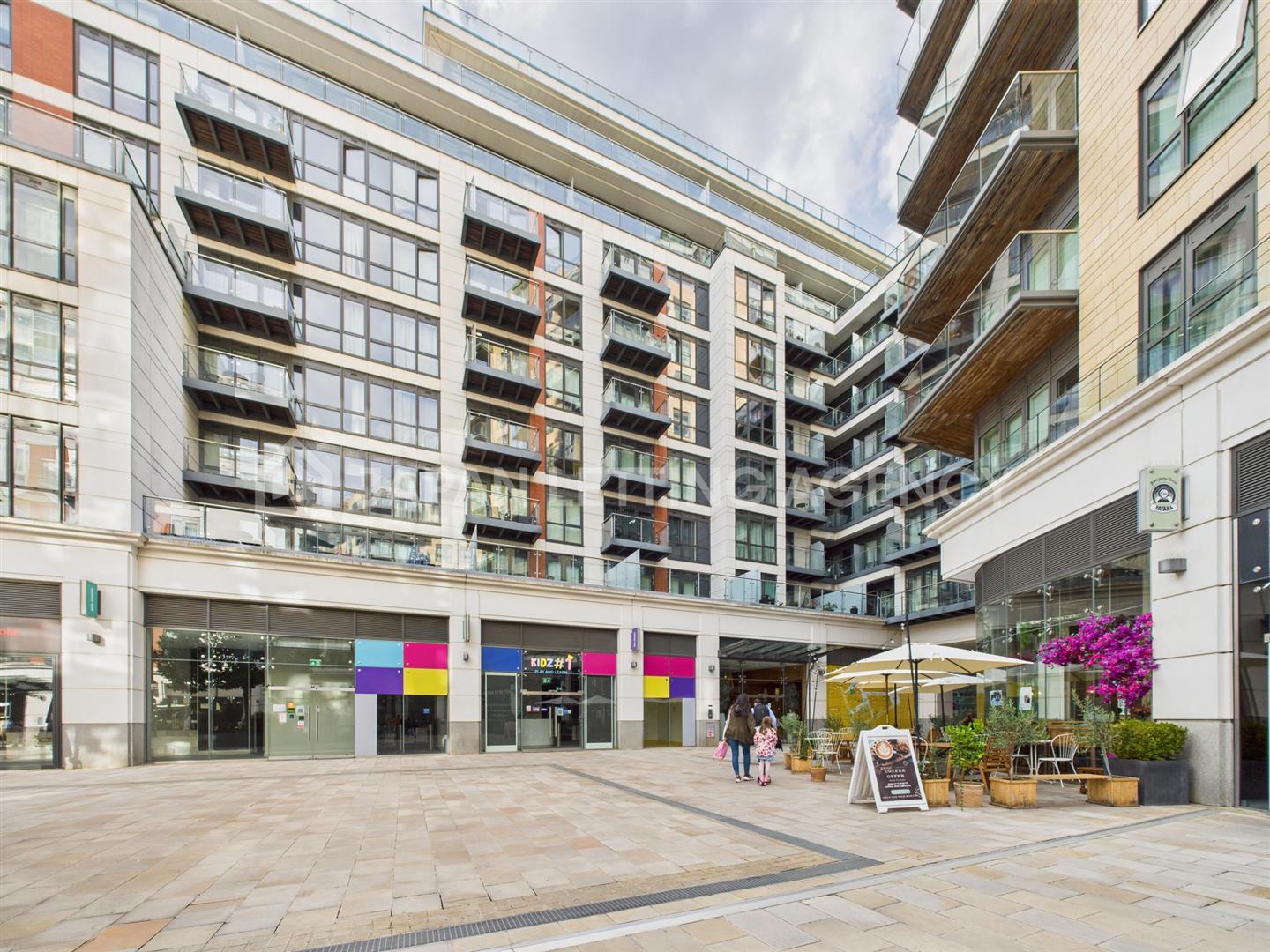 Flat Market Street in Greater London