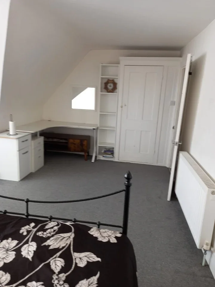 Room Bridge Drive in Greater London