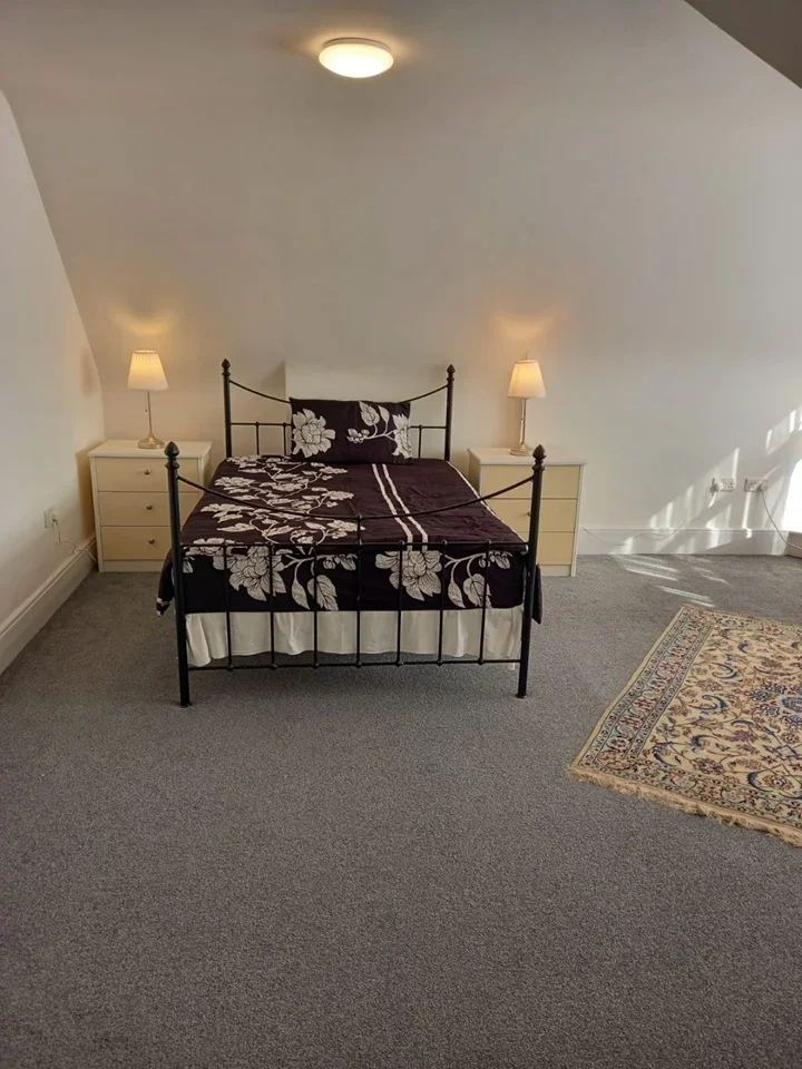 Room Bridge Drive in Greater London