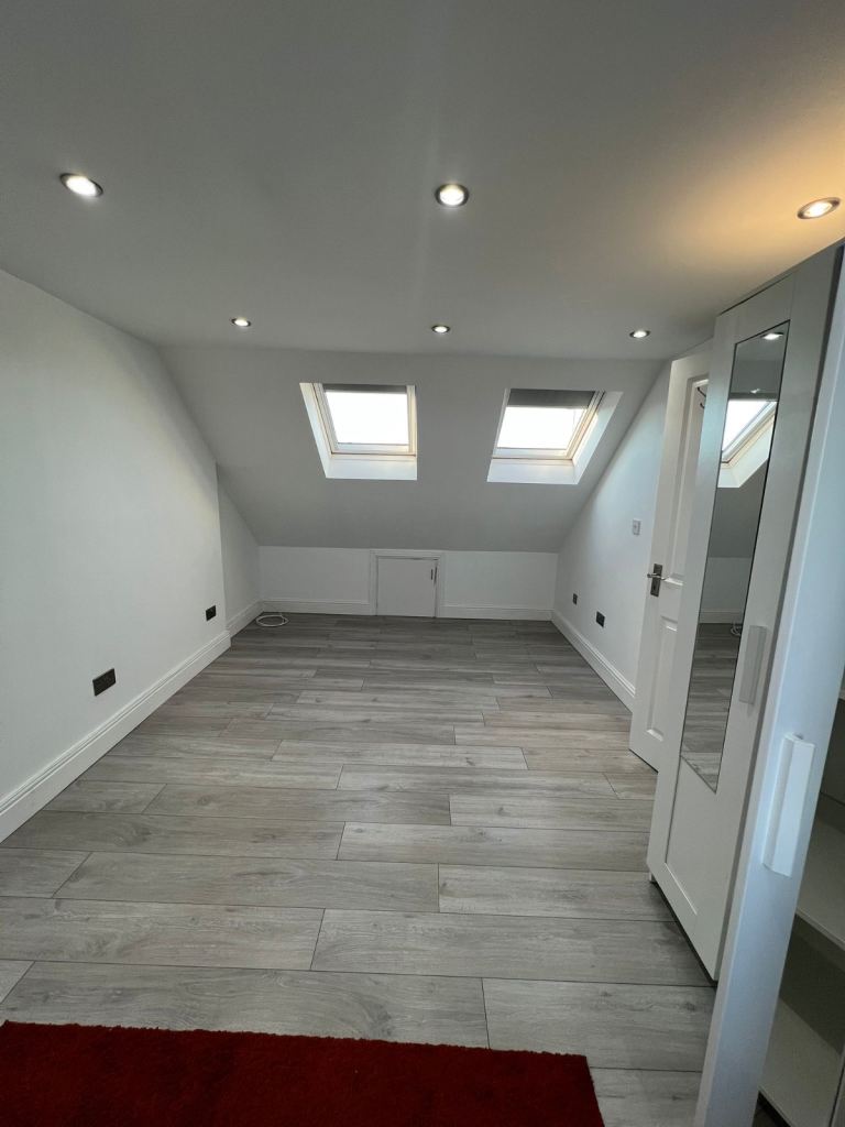 Flat Eastern Avenue West in Greater London