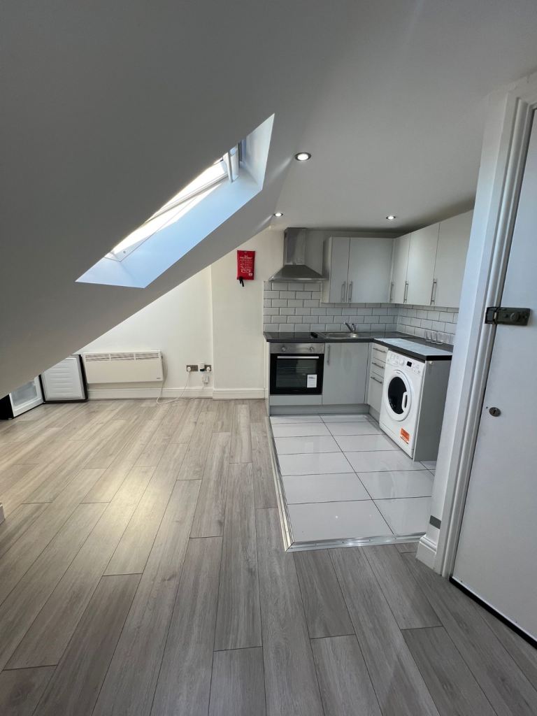 Flat Eastern Avenue West in Greater London