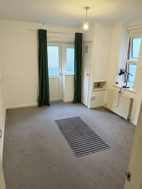 Room Knollys Road in Greater London