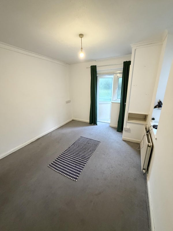 Room Knollys Road in Greater London