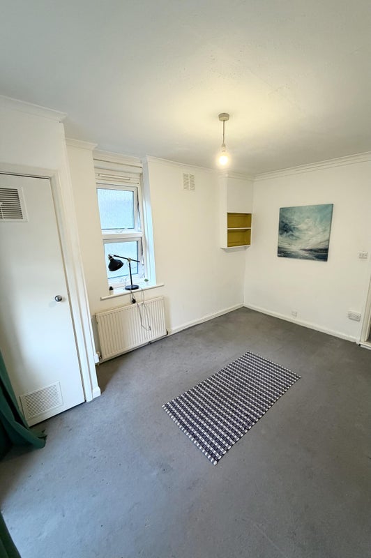 Room Knollys Road in Greater London