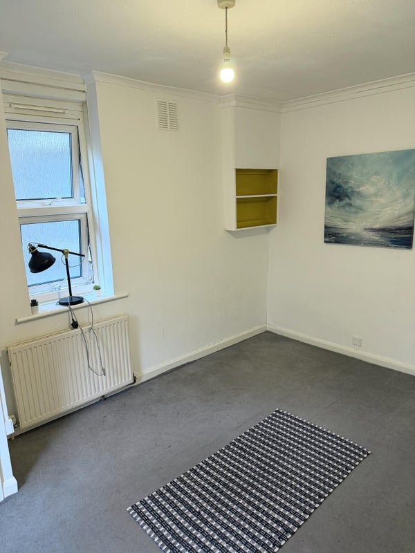 Room Knollys Road in Greater London