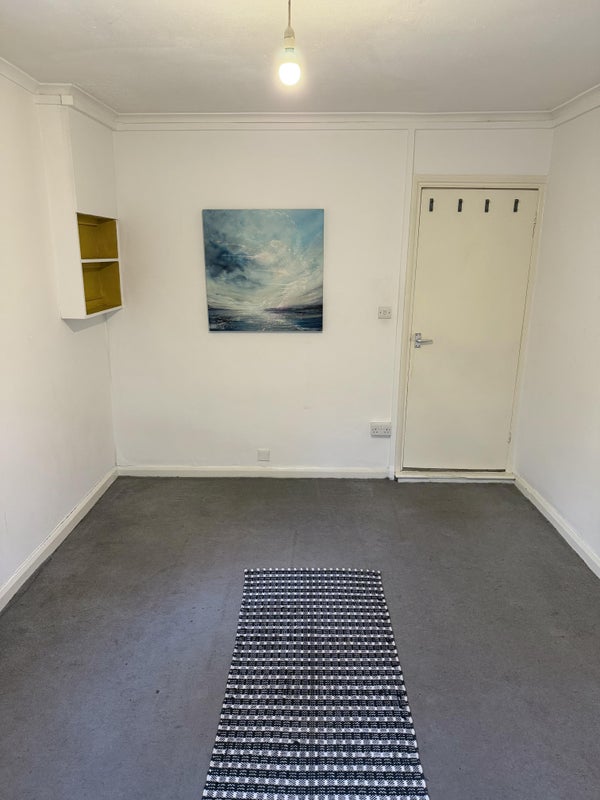 Room Knollys Road in Greater London