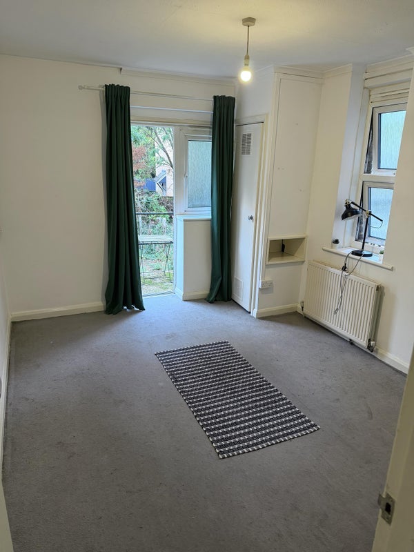 Room Knollys Road in Greater London