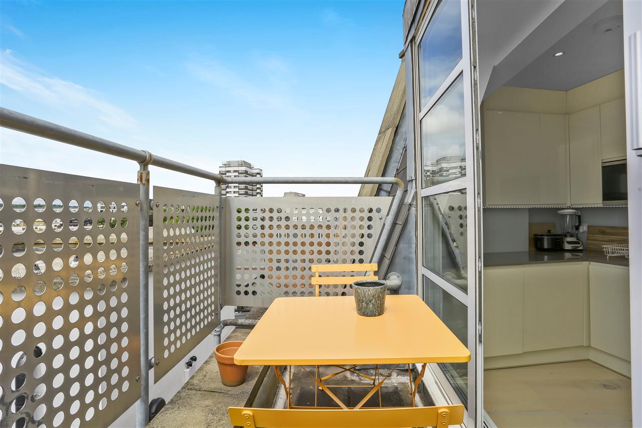 Flat Grafton Yard in Greater London