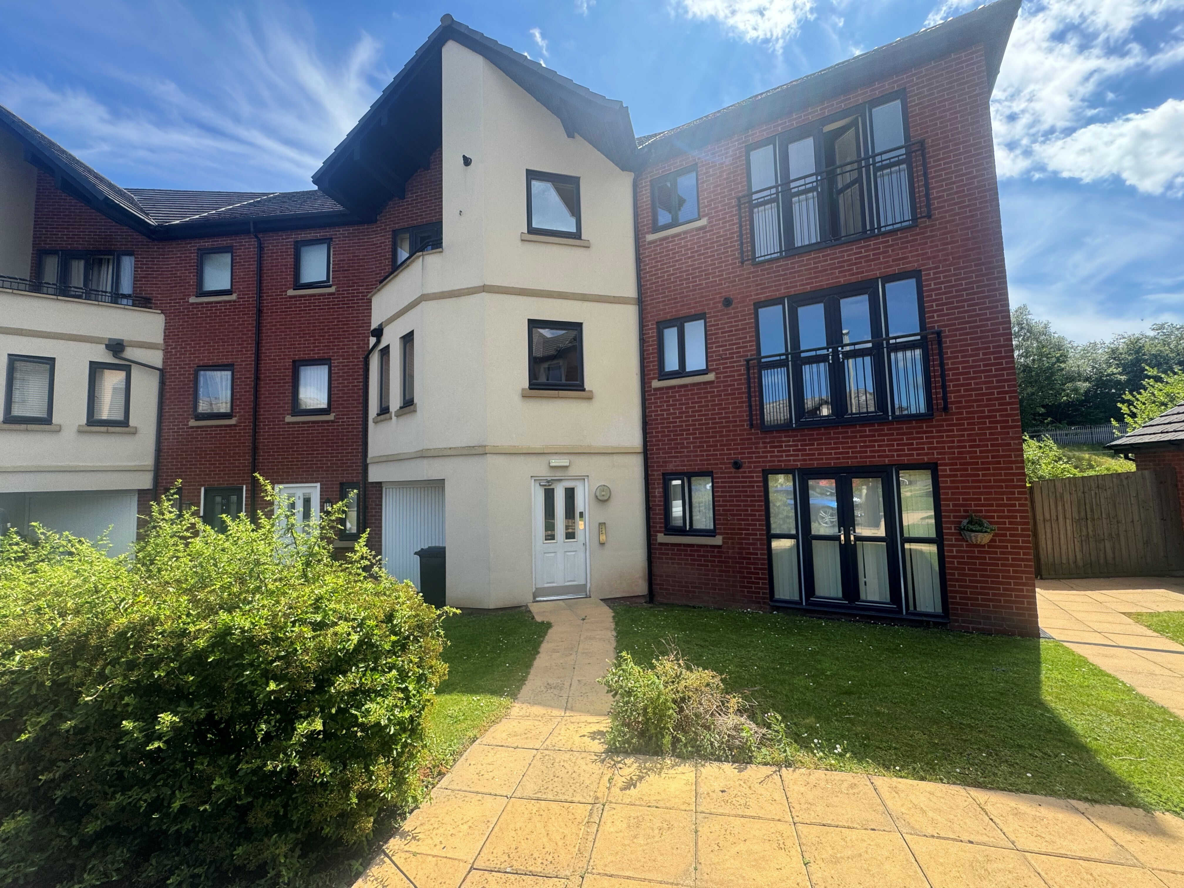 Flat Aldeney Close in Dudley