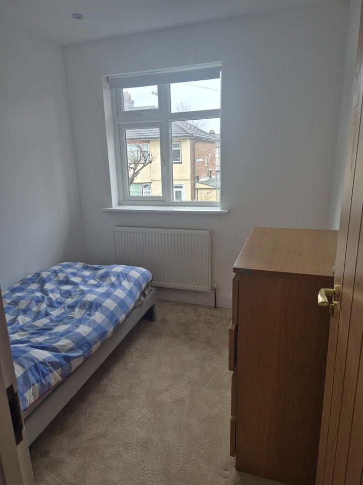 Room Kenneth Road in Greater London