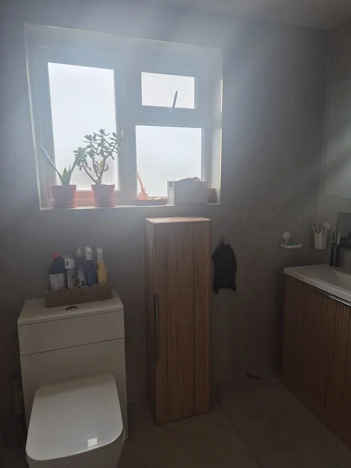 Room Kenneth Road in Greater London