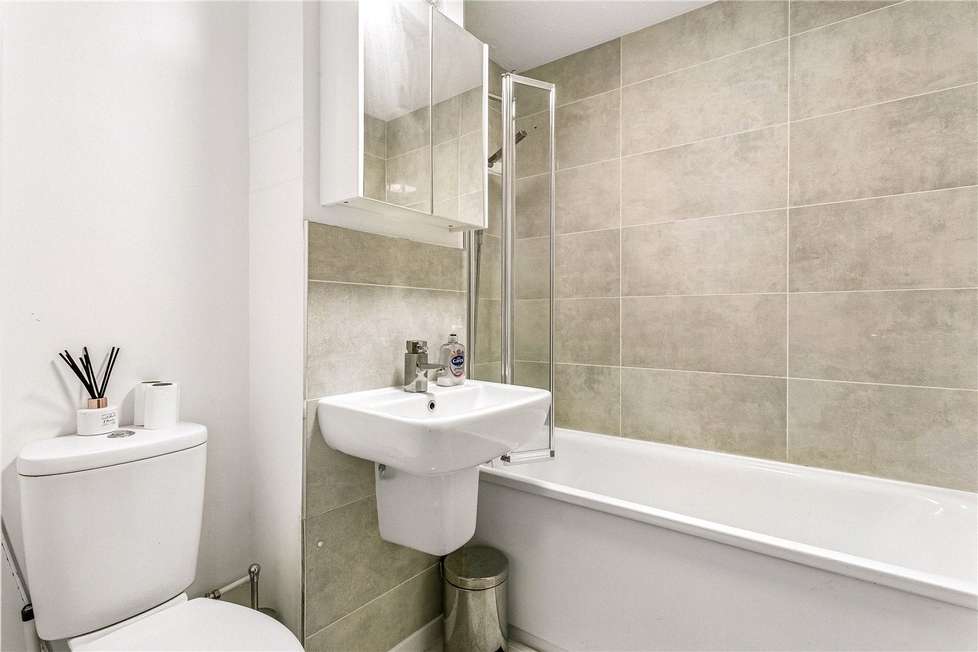 Flat Riverside Close in Greater London