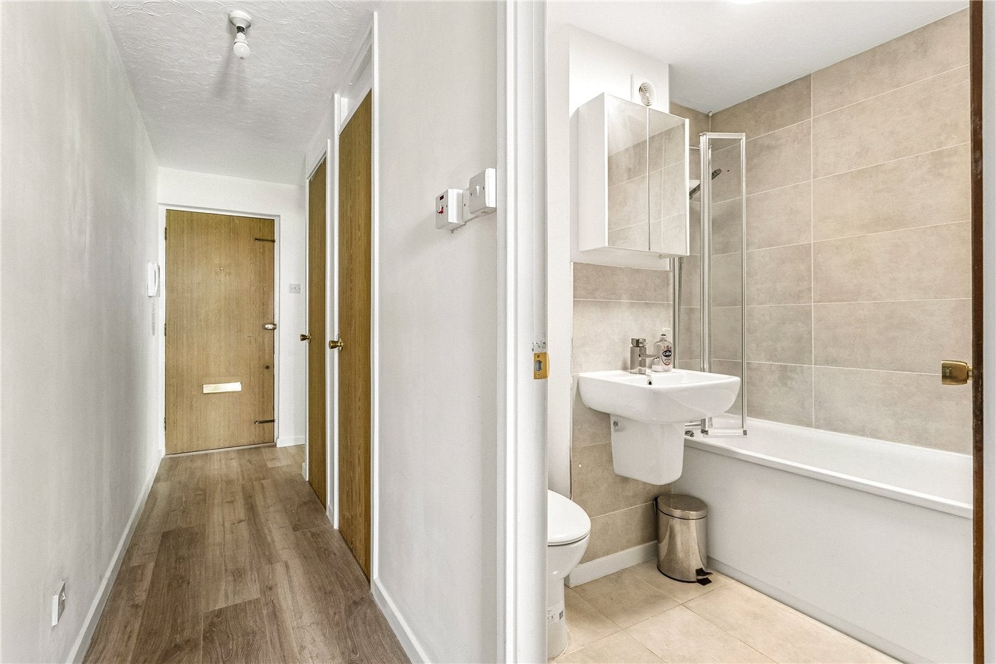 Flat Riverside Close in Greater London