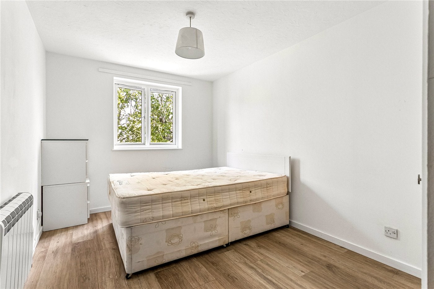 Flat Riverside Close in Greater London