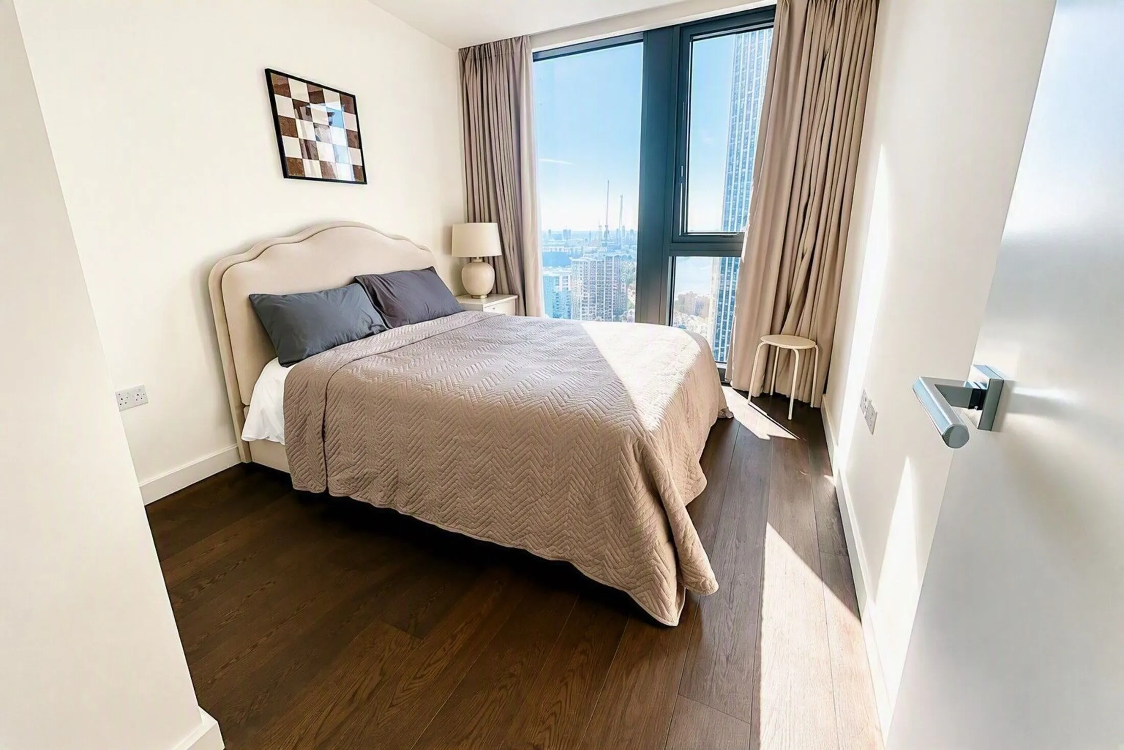 Flat Miles Street in Greater London