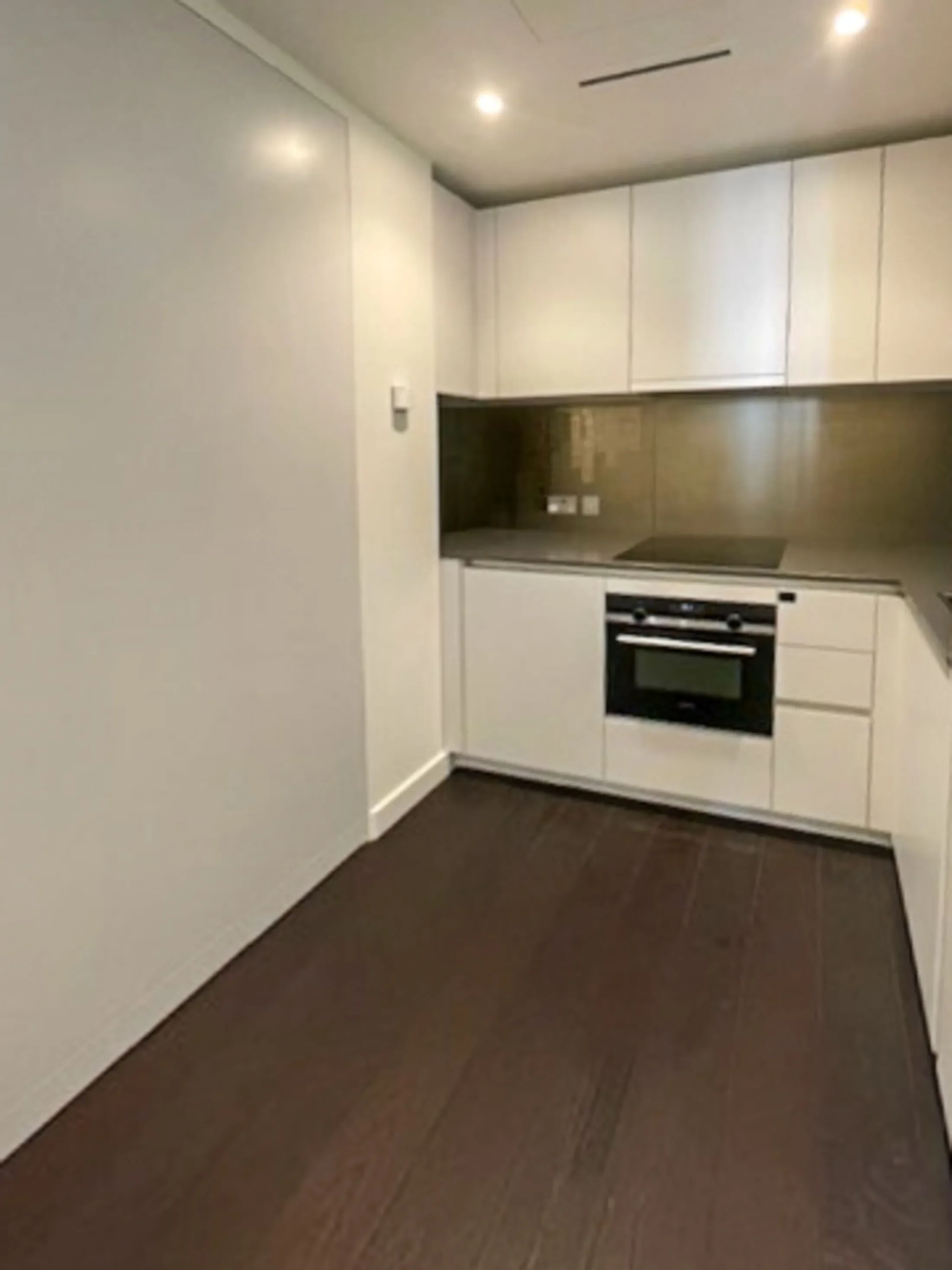 Flat Miles Street in Greater London