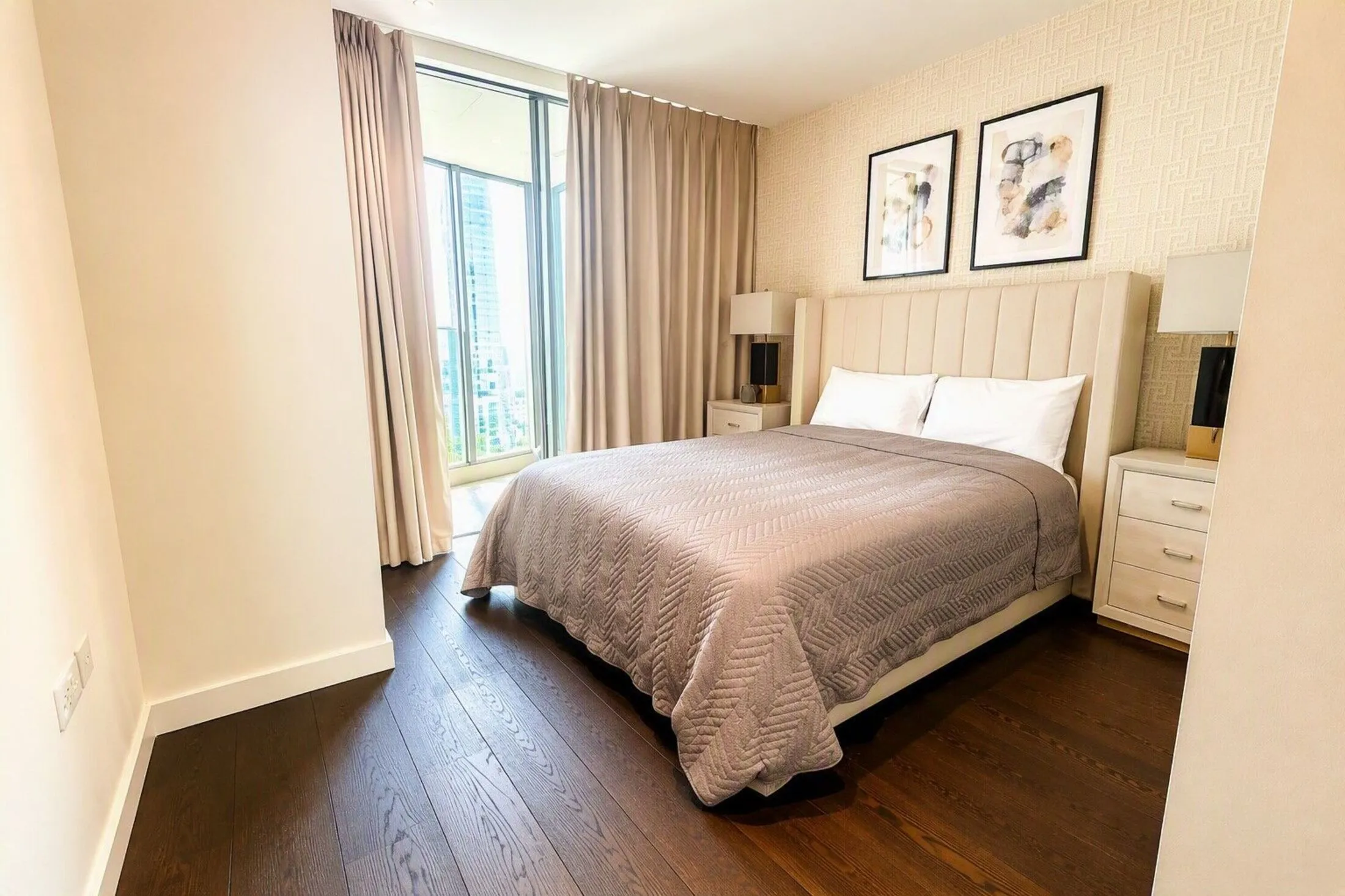 Flat Miles Street in Greater London