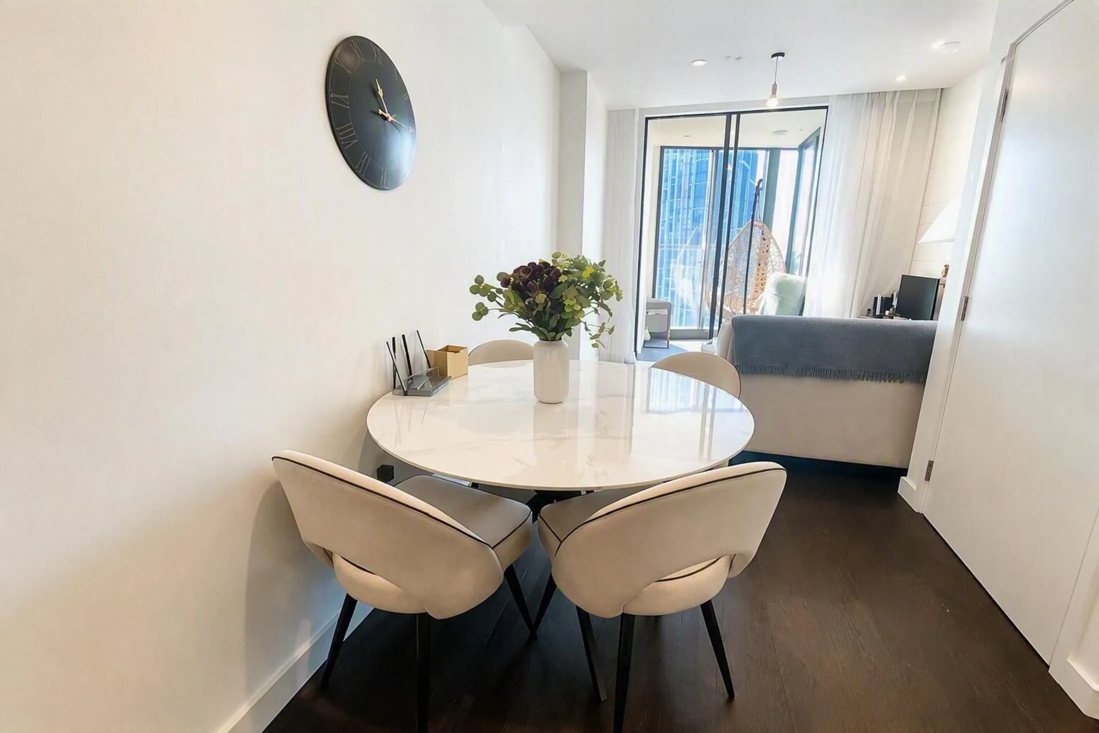 Flat Miles Street in Greater London