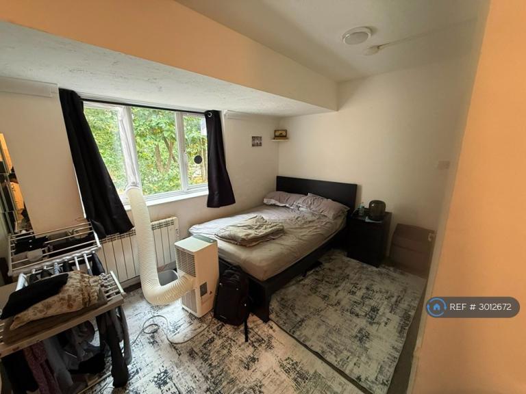 Flat Raven Close in Greater London