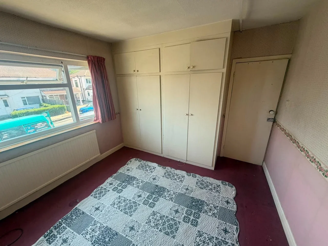 Room Holyrood Avenue in Greater London